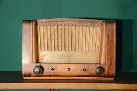 Drveni vintage radio