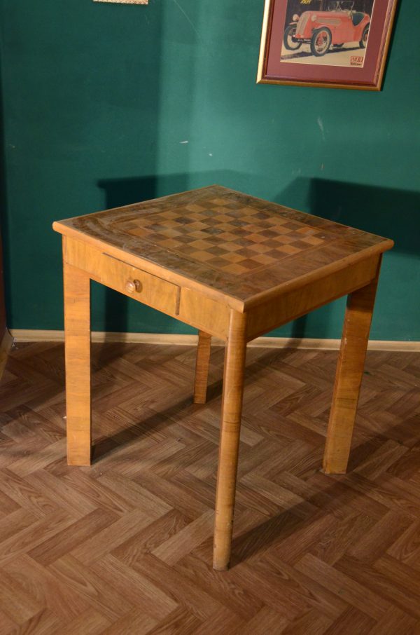 Drveni stolić sa šahovskom pločom