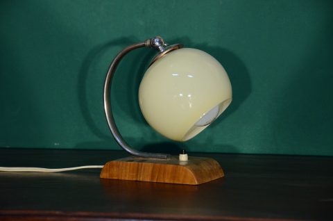 Stolna lampa s drvenim postoljem