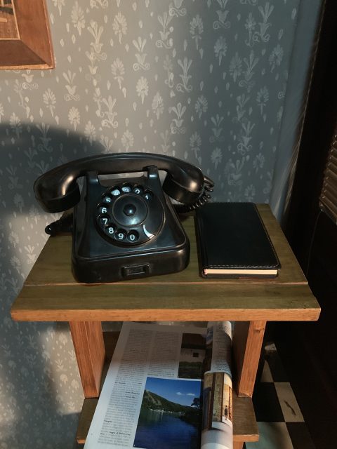 Crni bakelitni telefon