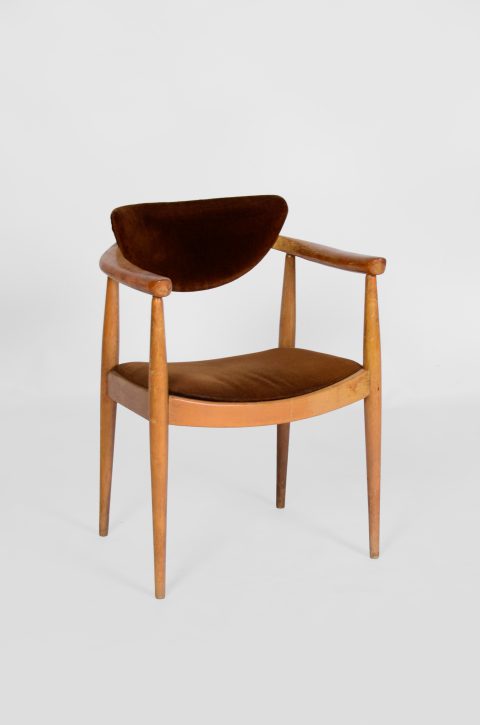 drvena stolica s baršunom