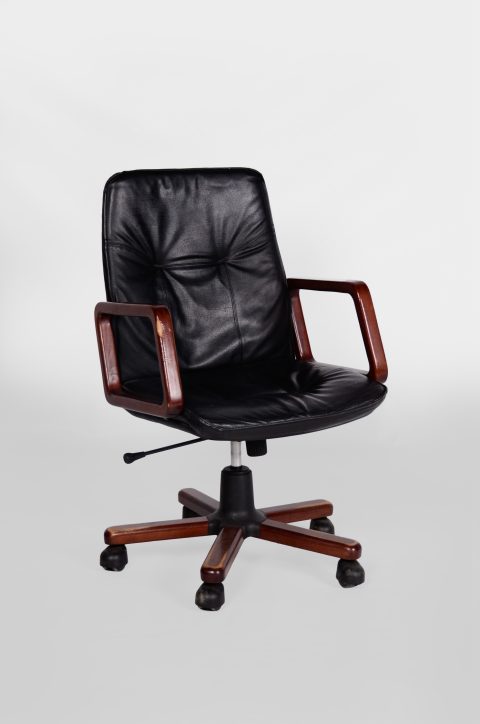 crna uredska stolica