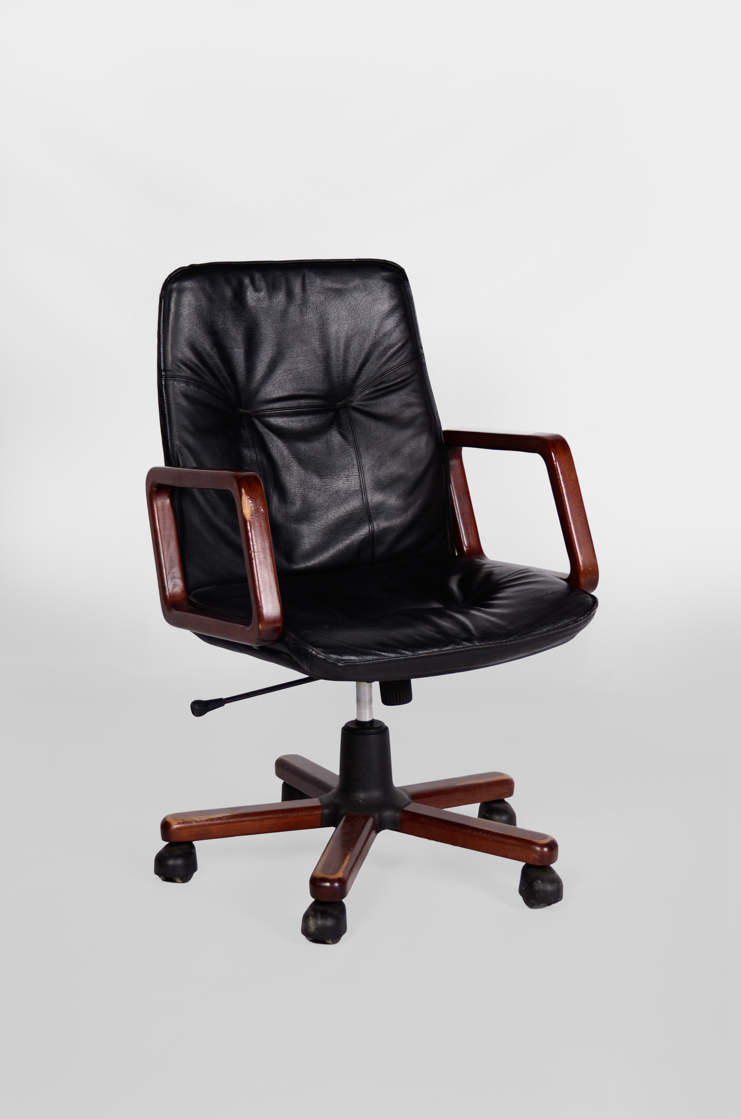 STOLICA_216 crna uredska stolica