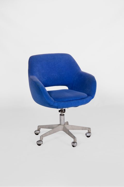 plava uredska stolica na kotačićima metalna baza