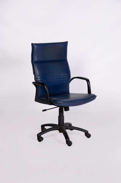 Tamnoplava uredska stolica s visokim naslonom i kotačićima