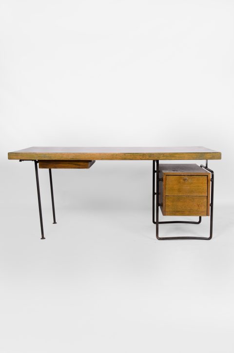 drveni radni stol s metalnim nogama