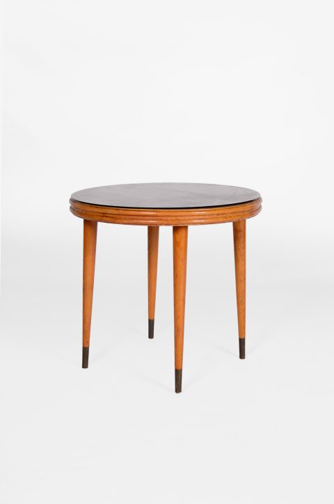 okrugli drveni stolić